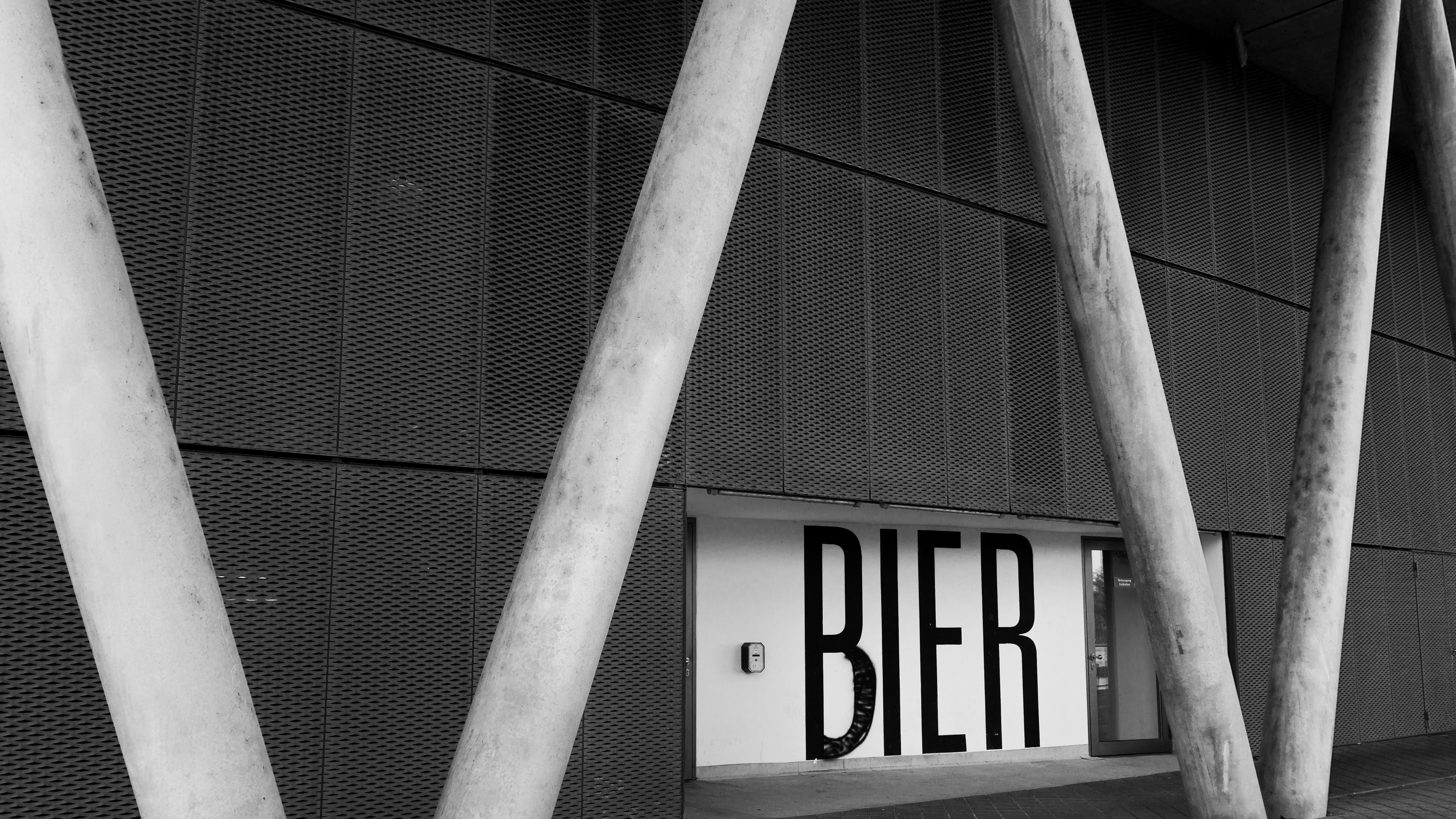 a black and white photo of a building