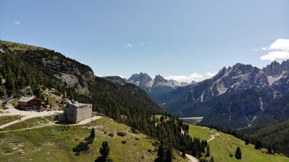 una vista di una catena montuosa con una casa in primo piano