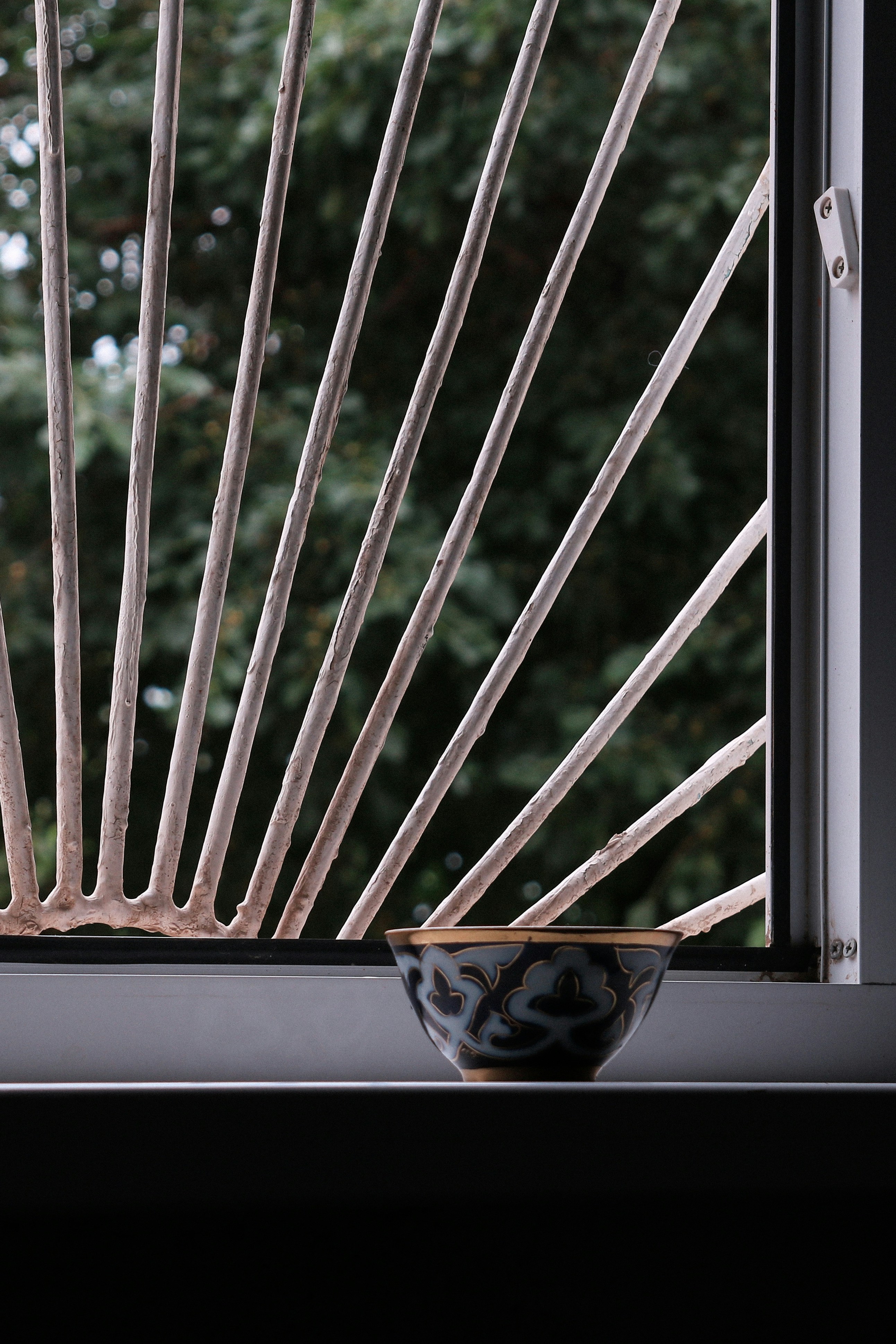 창틀 위에 앉아있는 흑백 그릇