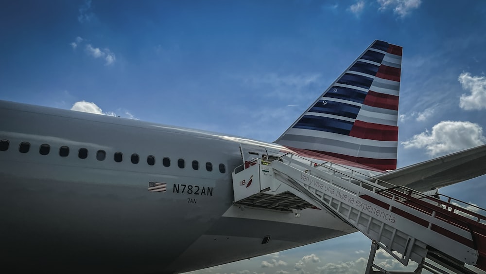 Un gran avión de pasajeros sentado encima de la pista de un aeropuerto