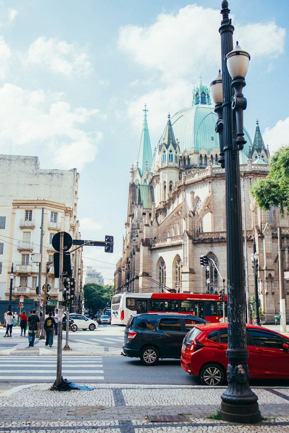 uma rua da cidade cheia de tráfego ao lado de edifícios altos