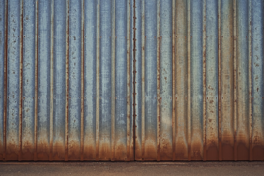 uma pessoa em pé na frente de uma parede de metal