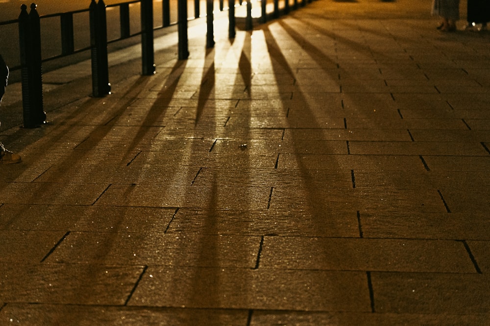 una persona che cammina lungo un marciapiede di notte
