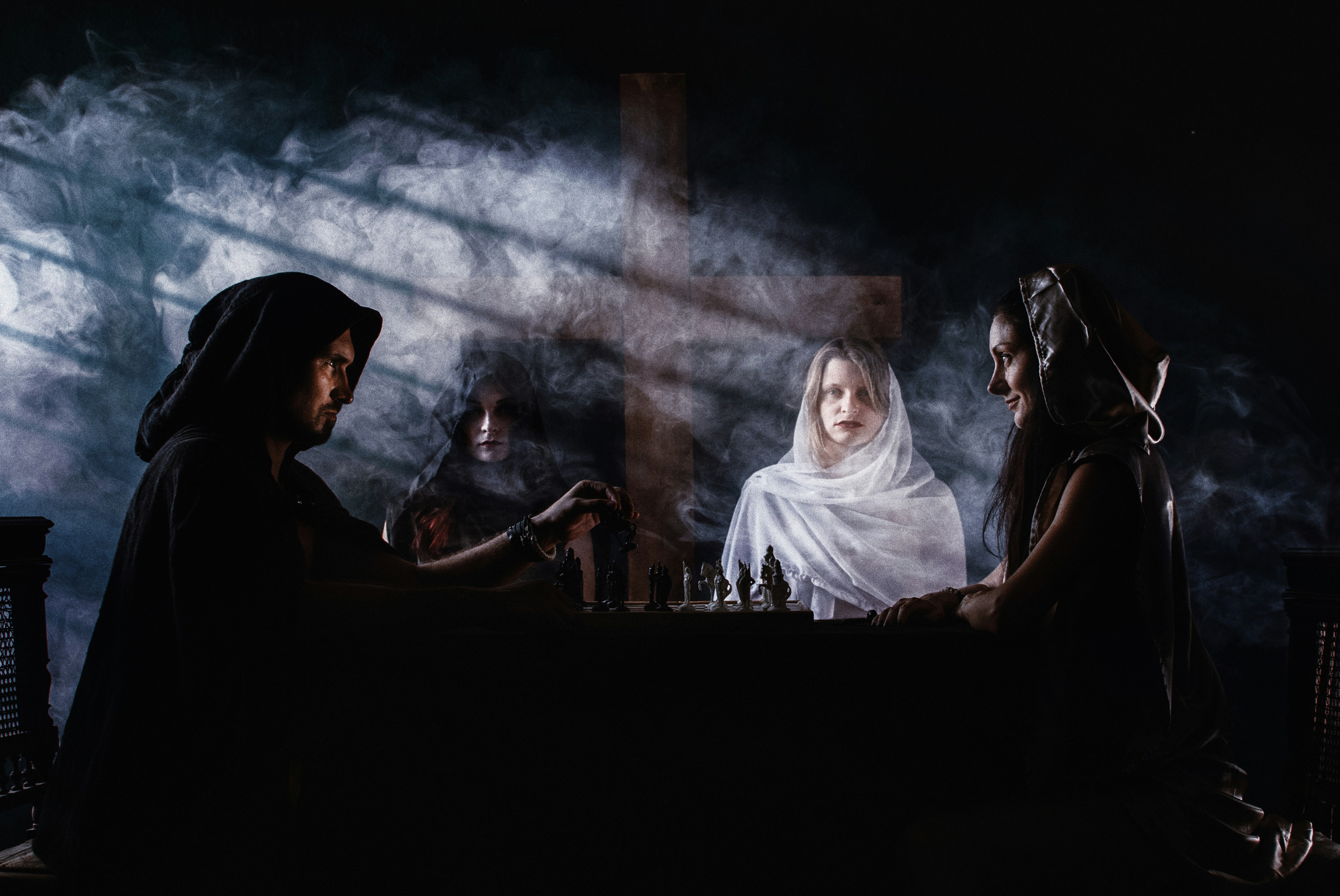 Un groupe de personnes jouant aux échecs dans une pièce sombre