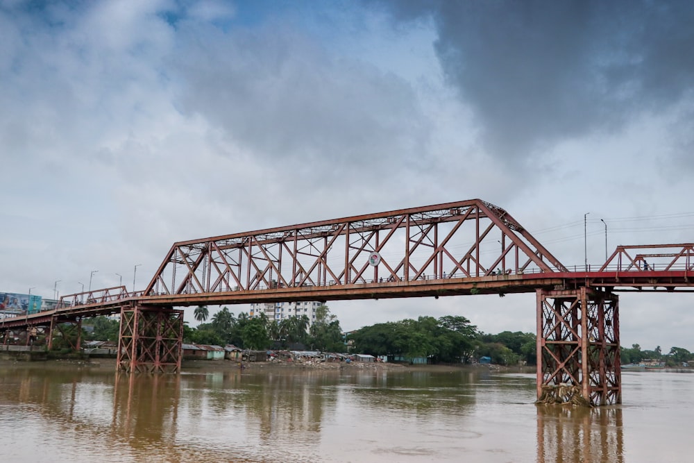 un pont ferroviaire au-dessus d’un plan d’eau