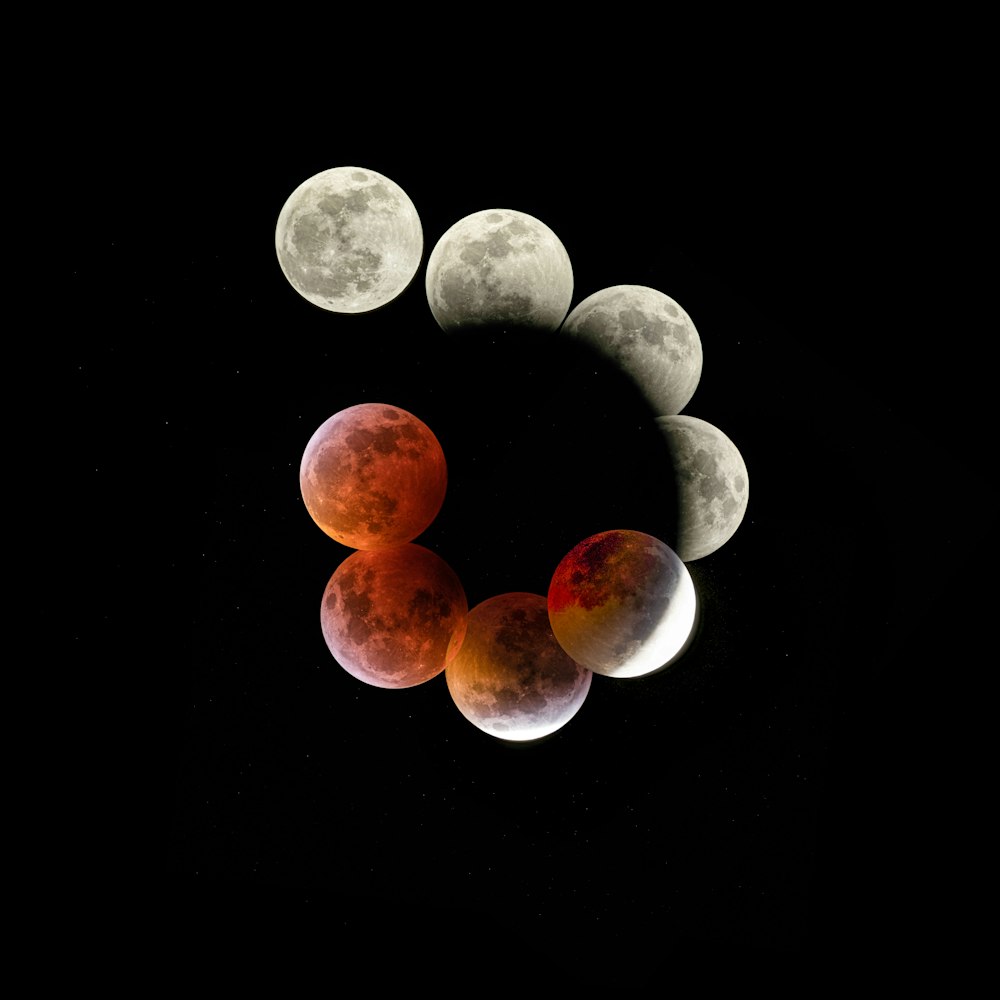 Un grupo de fases de la luna en el cielo oscuro