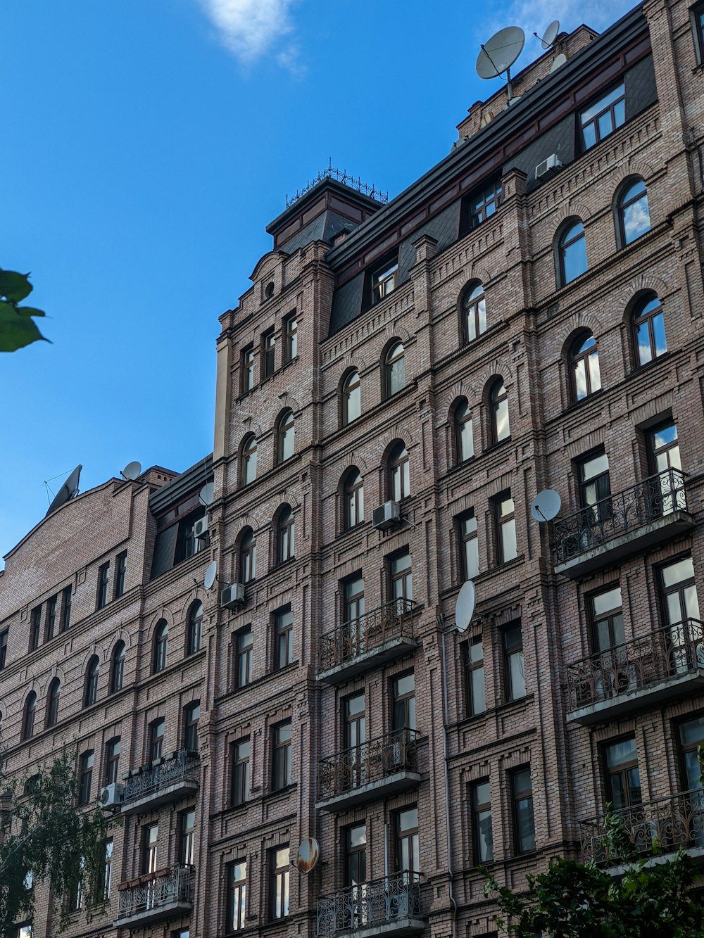 um edifício muito alto com muitas janelas