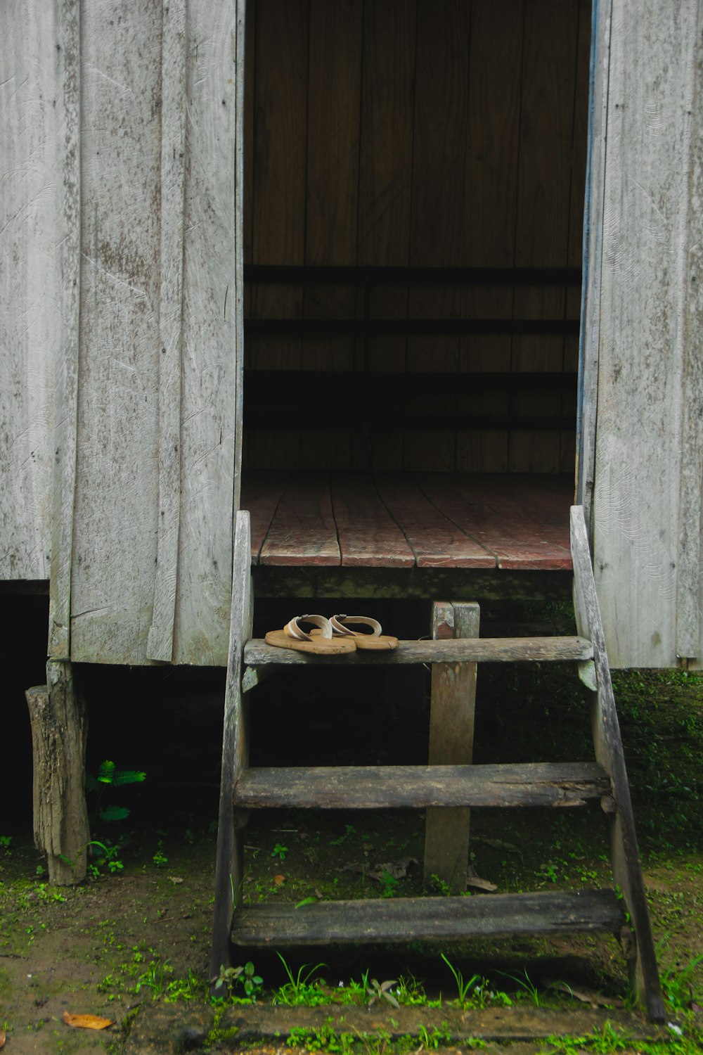 a pair of shoes sitting on top of a wooden step