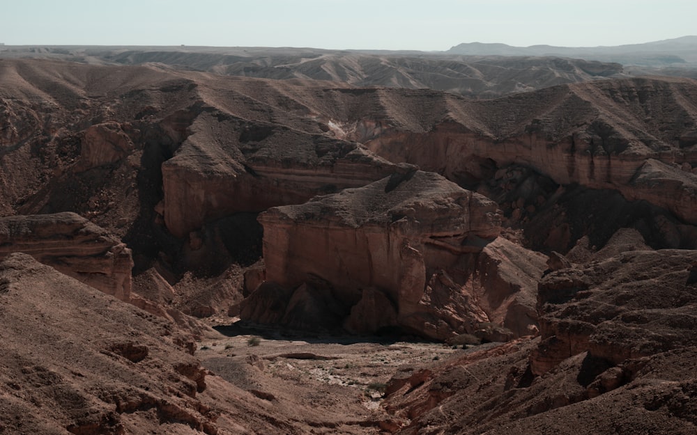Una vista de un cañón en medio del desierto