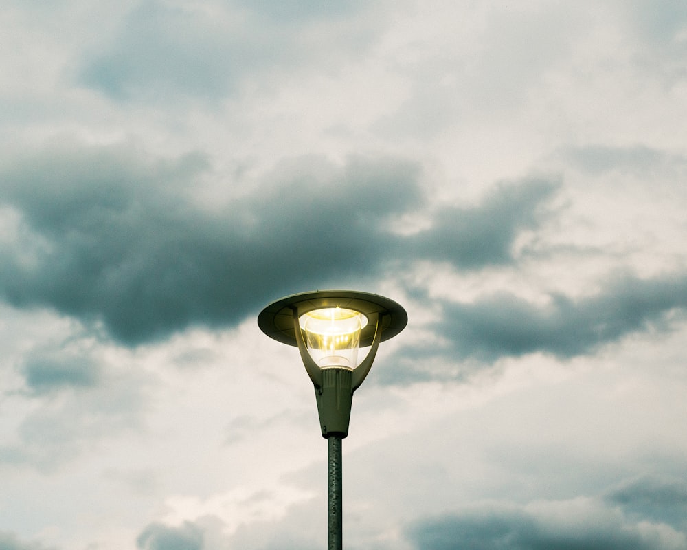 un lampadaire avec un ciel nuageux en arrière-plan