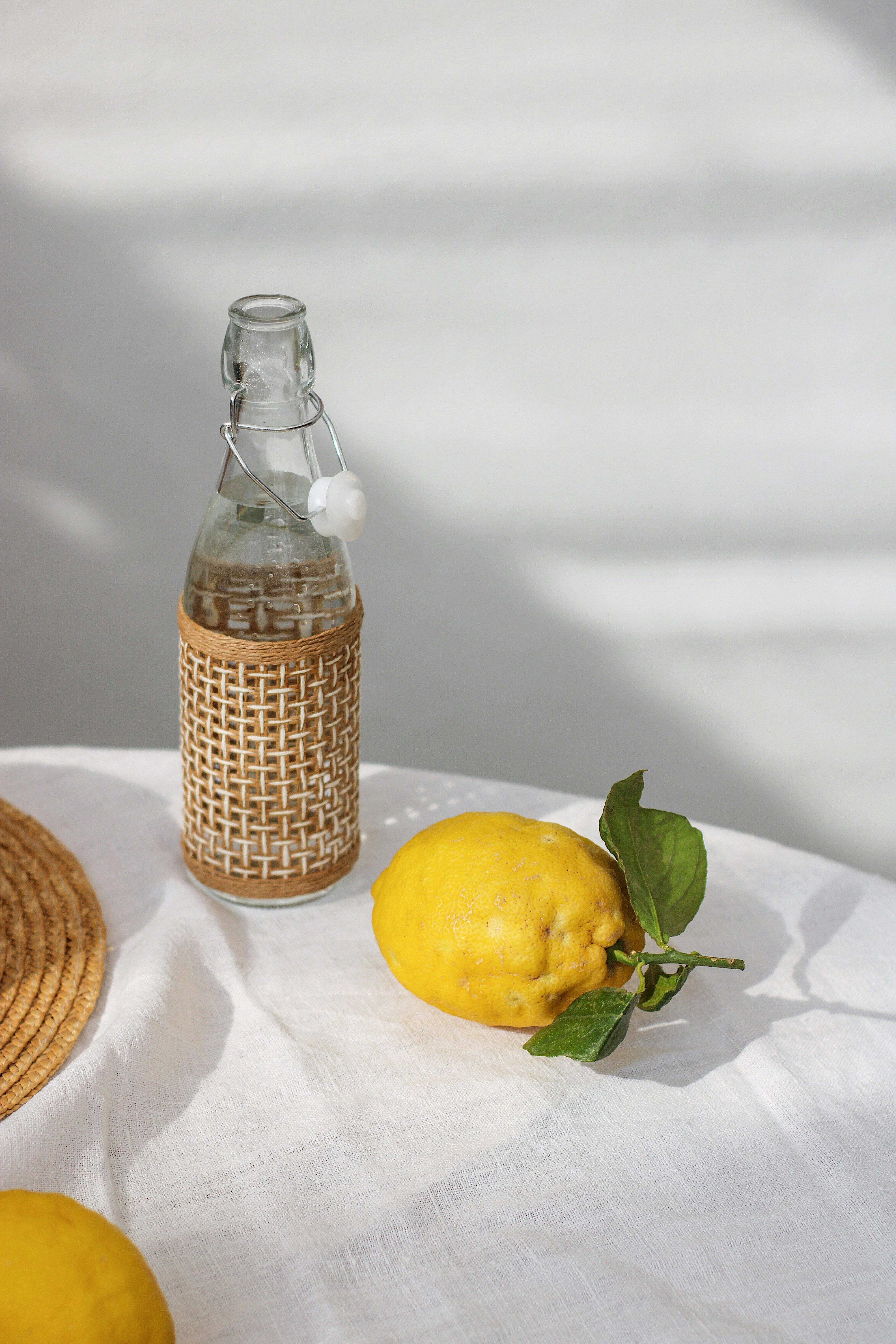 Limonade mit Zitronen auf hellem Hintergrund