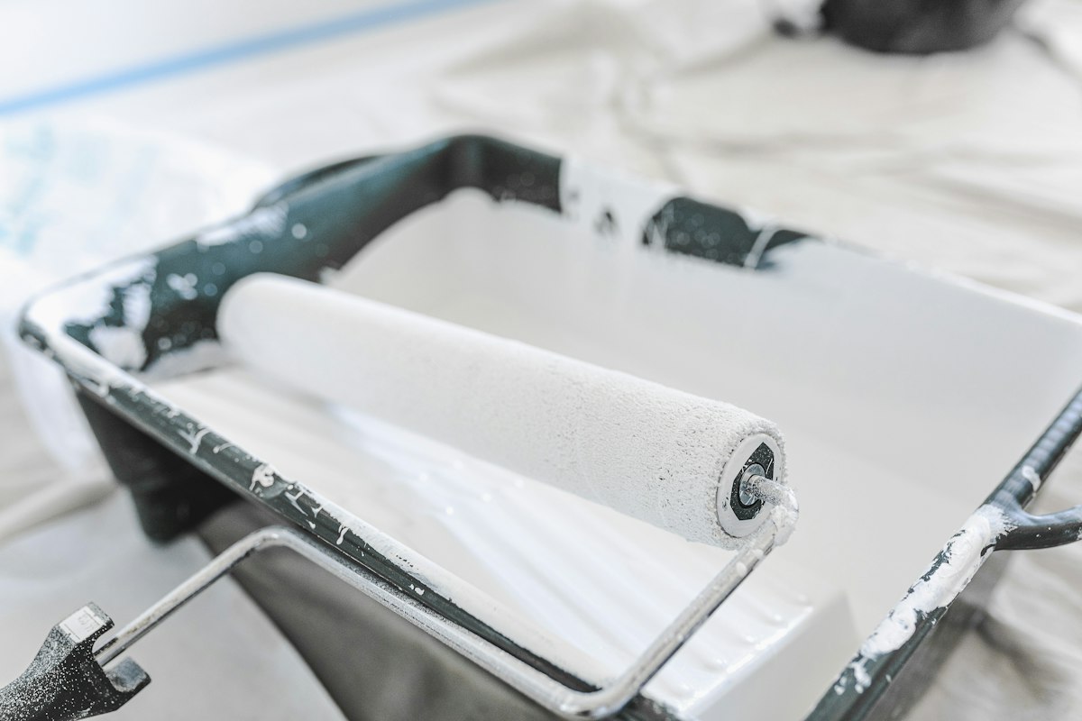 Photographie d'un rouleau à peinture pendant des travaux de peinture