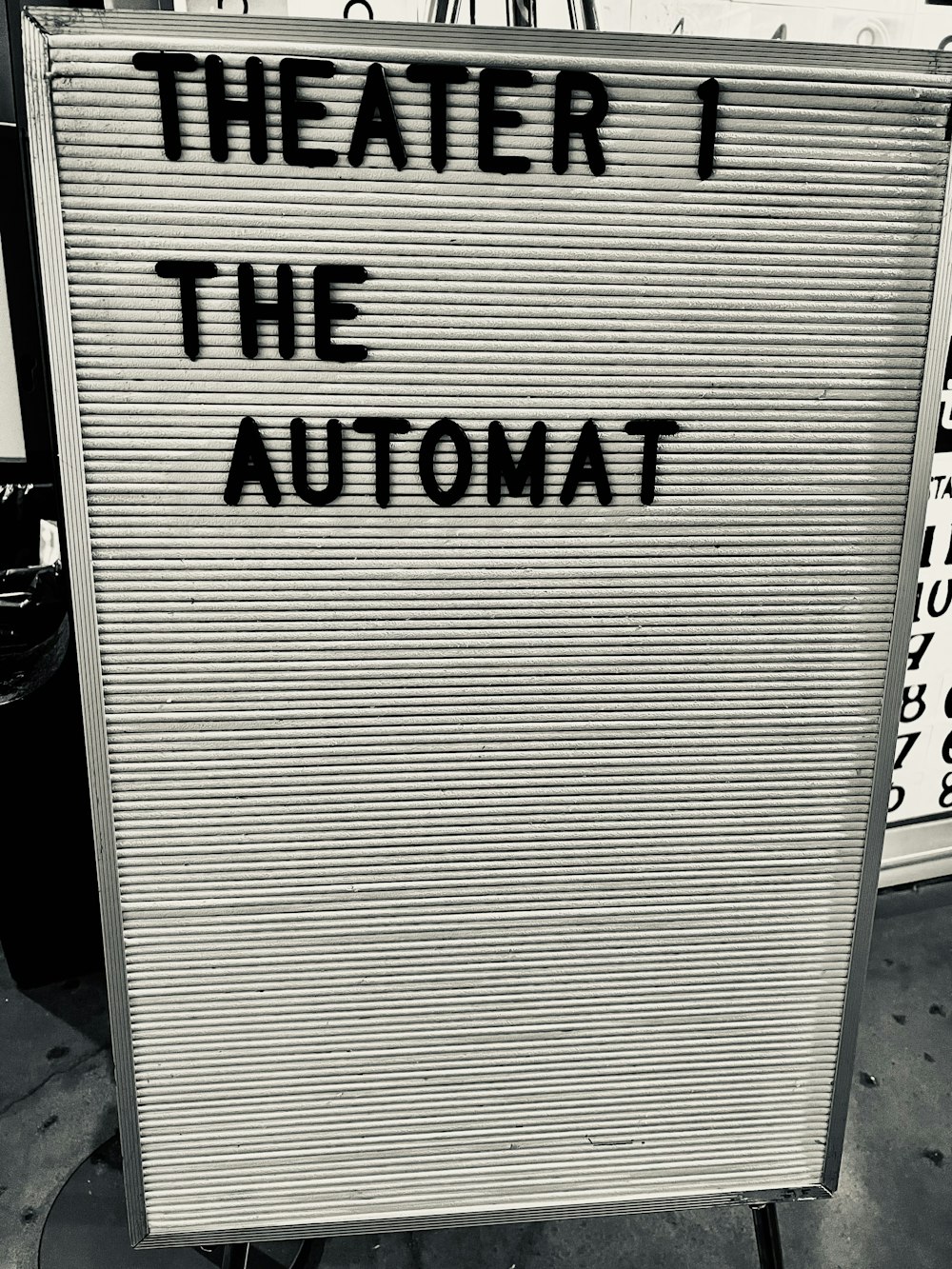 a sign that says theater i the automat