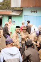 A casual outdoor scene with people wearing custom embroidered caps from hilosfera.