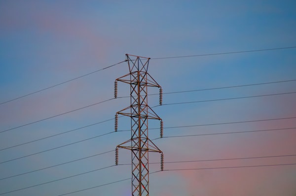 Hochspannungsleitungen vor blauem Himmel