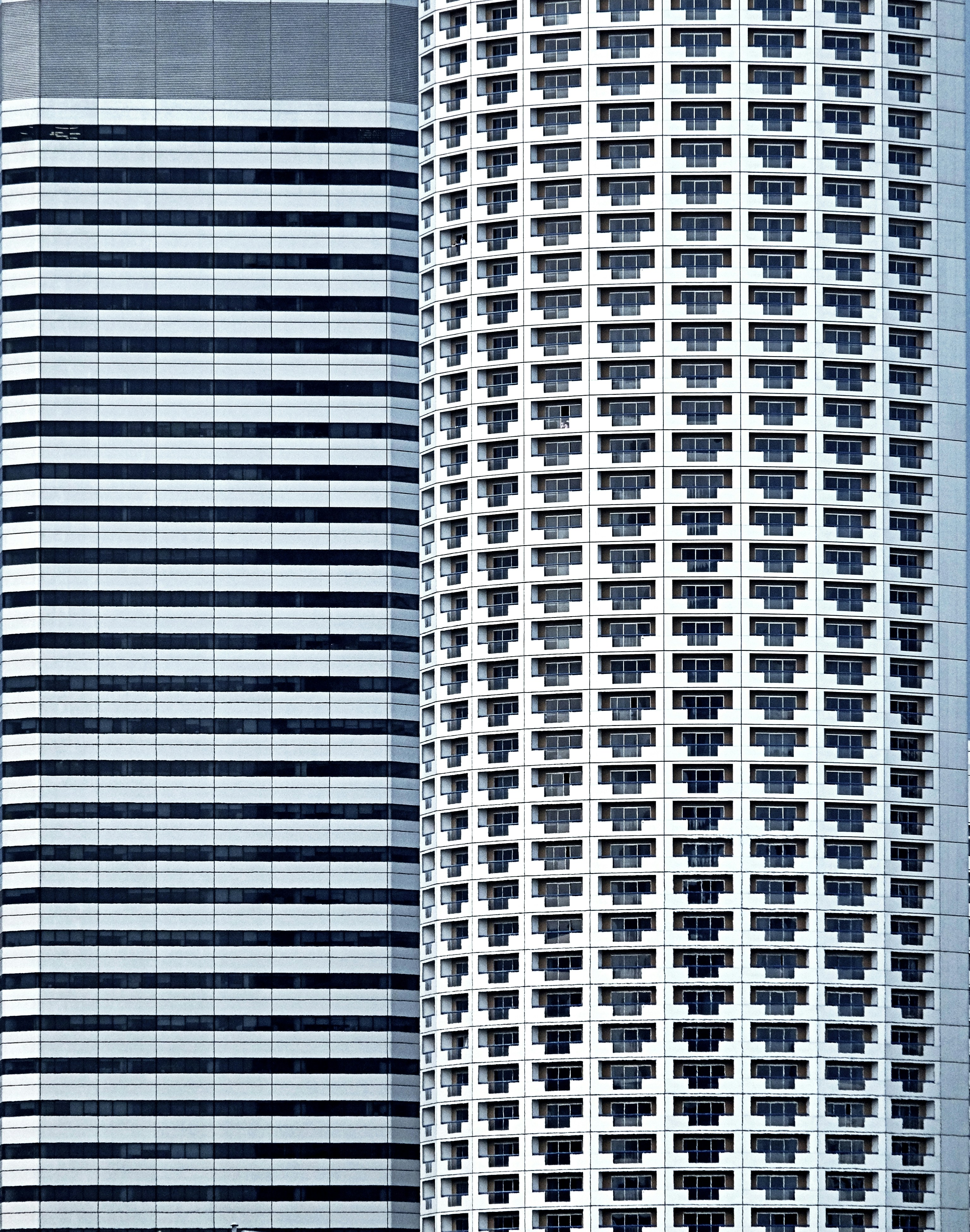 um edifício alto com um relógio ao lado dele