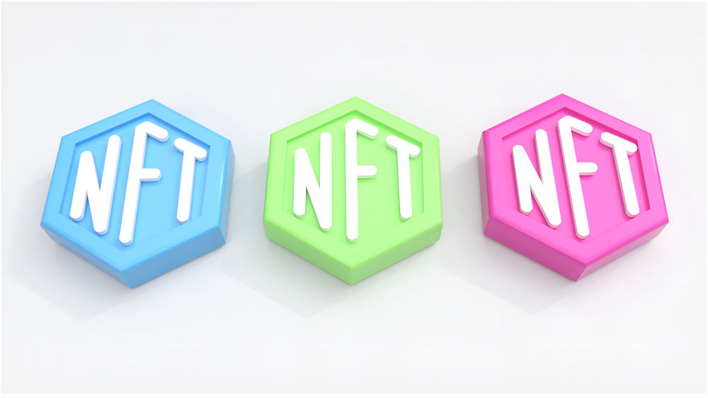 Drei verschiedenfarbige Blöcke mit den Buchstaben NFT und NFT