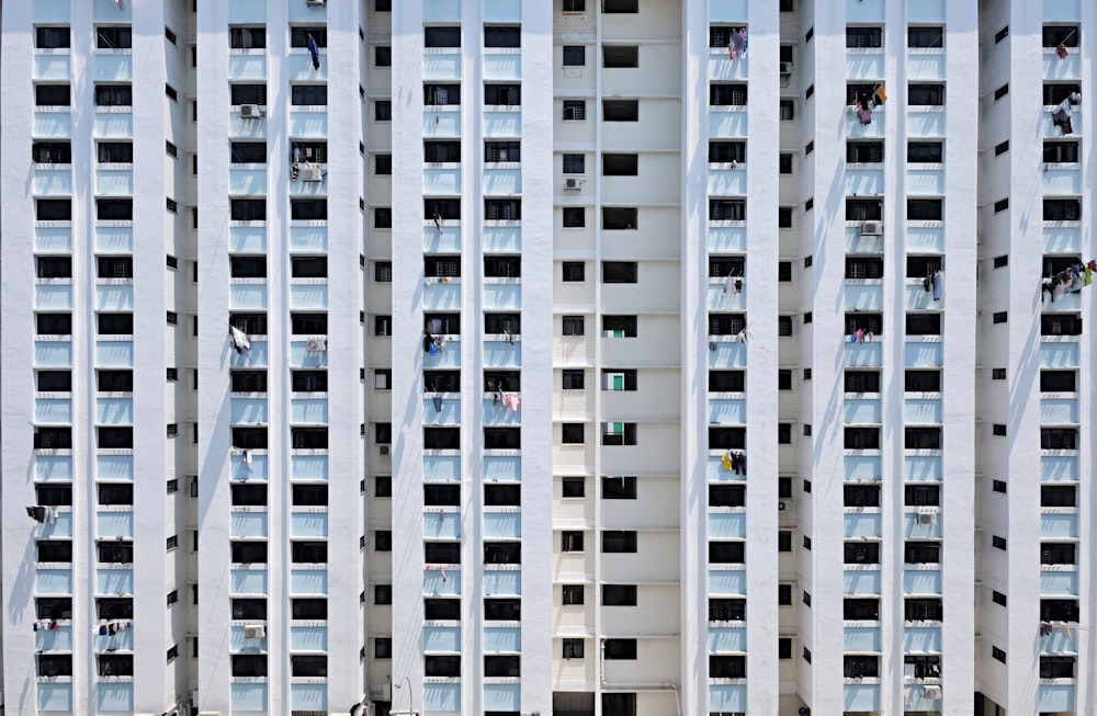 Un alto edificio bianco con molte finestre