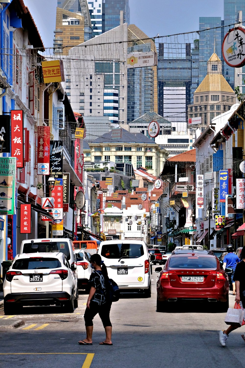 a busy city street filled with lots of traffic