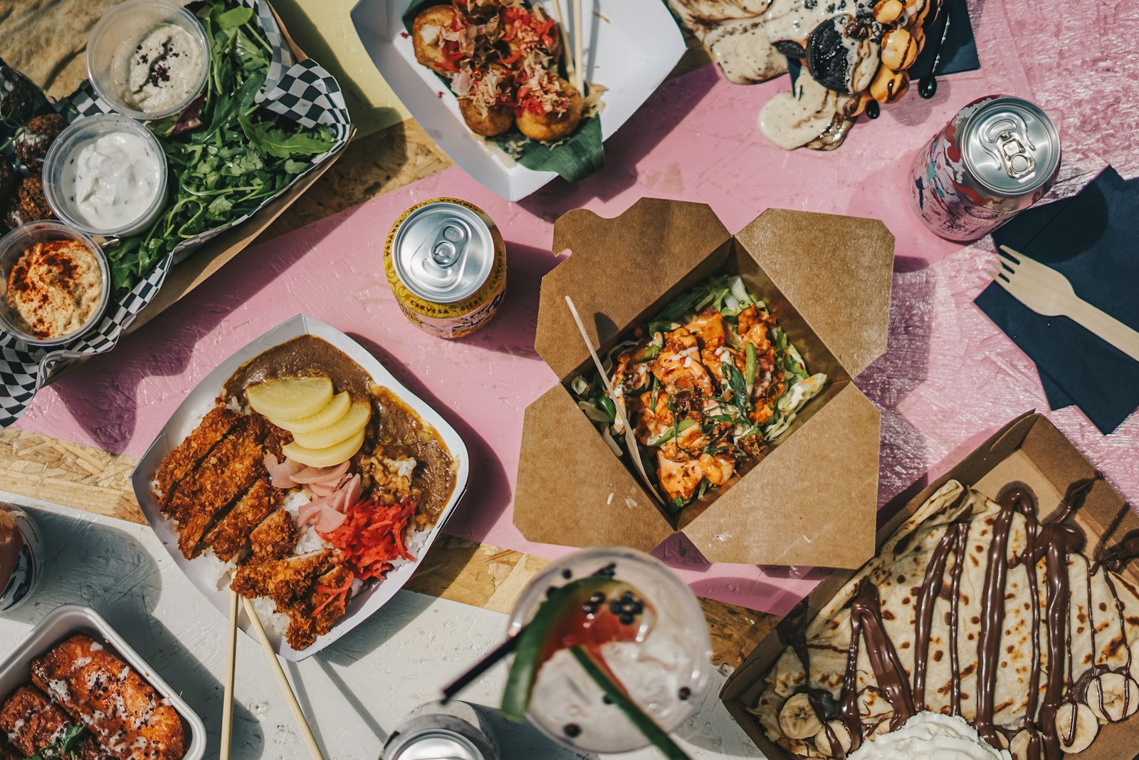 Restaurateur analysant les coûts d'Uber Eats et Deliveroo sur une tablette dans sa cuisine