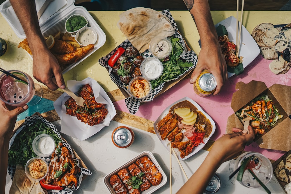 um grupo de pessoas sentadas ao redor de uma mesa comendo comida