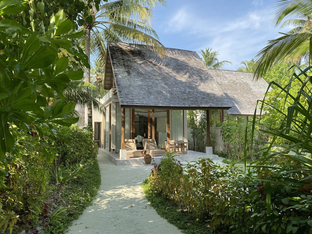 Une maison au milieu d’un jardin tropical