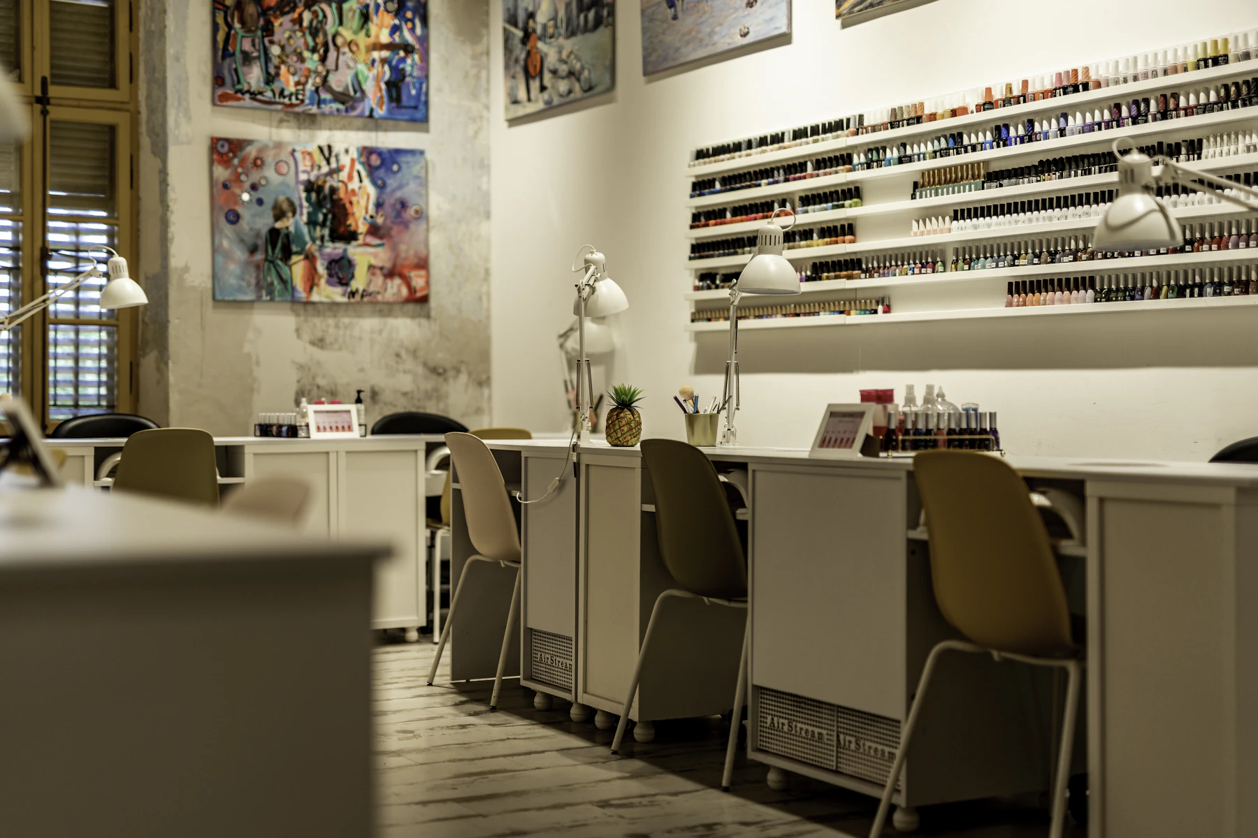 Εσωτερικό nail salon με καρέκλες και πάγκο εργασίας