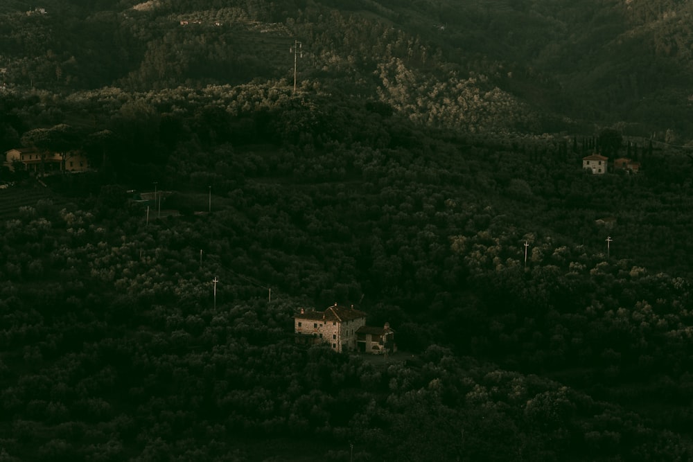 une colline avec une maison au sommet