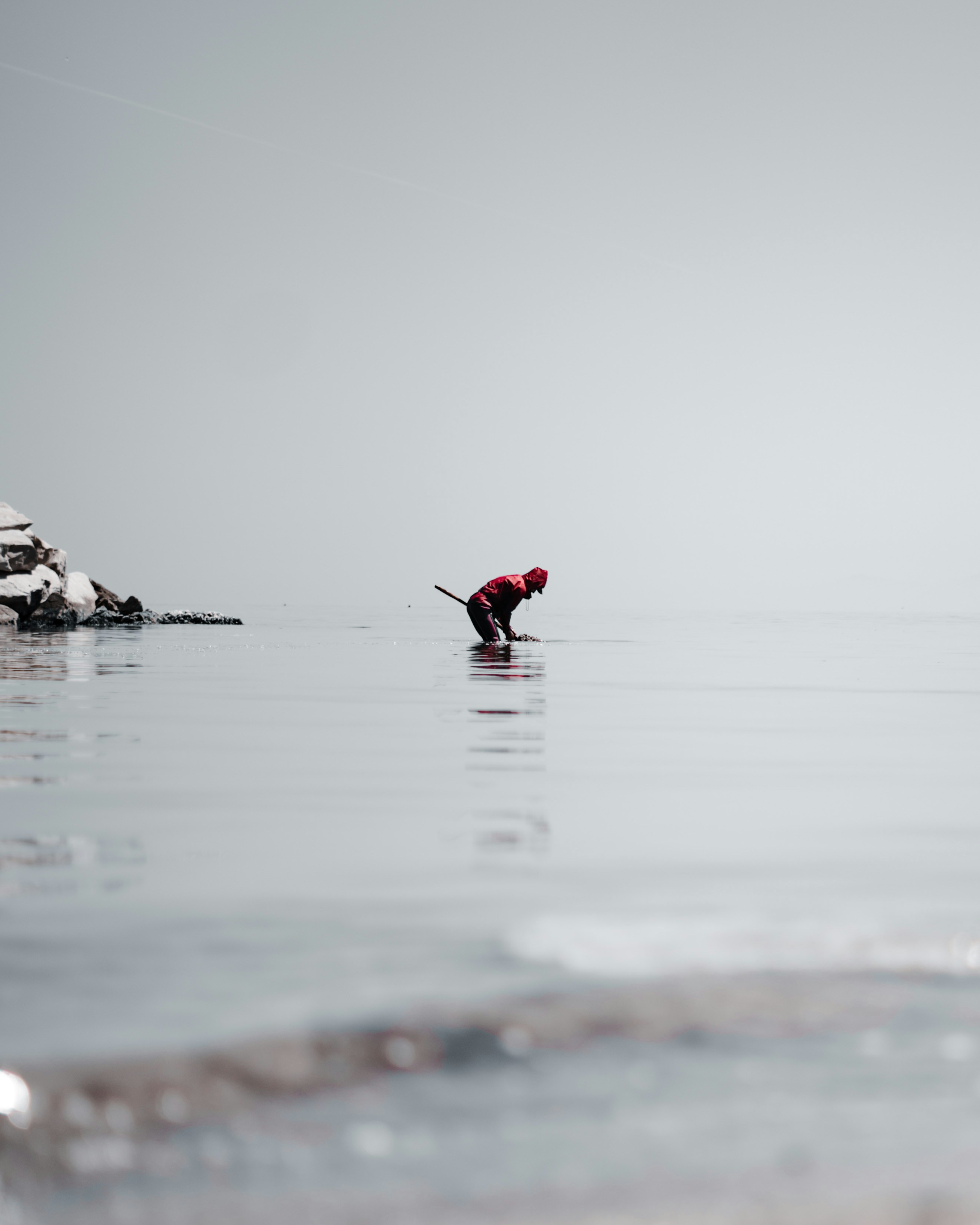 uma pessoa em pé em uma prancha de surf na água