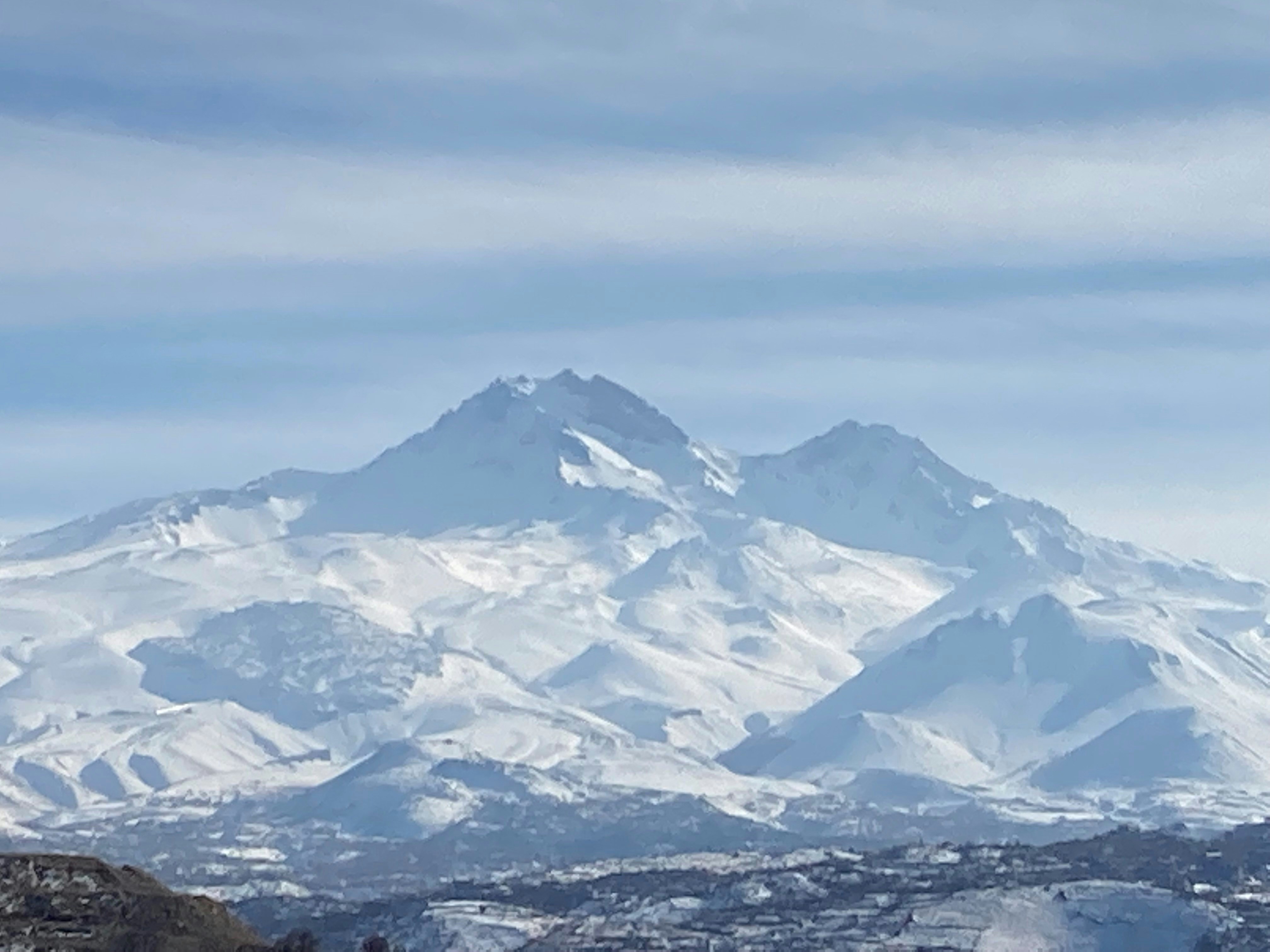 Une montagne enneigée est vue au loin