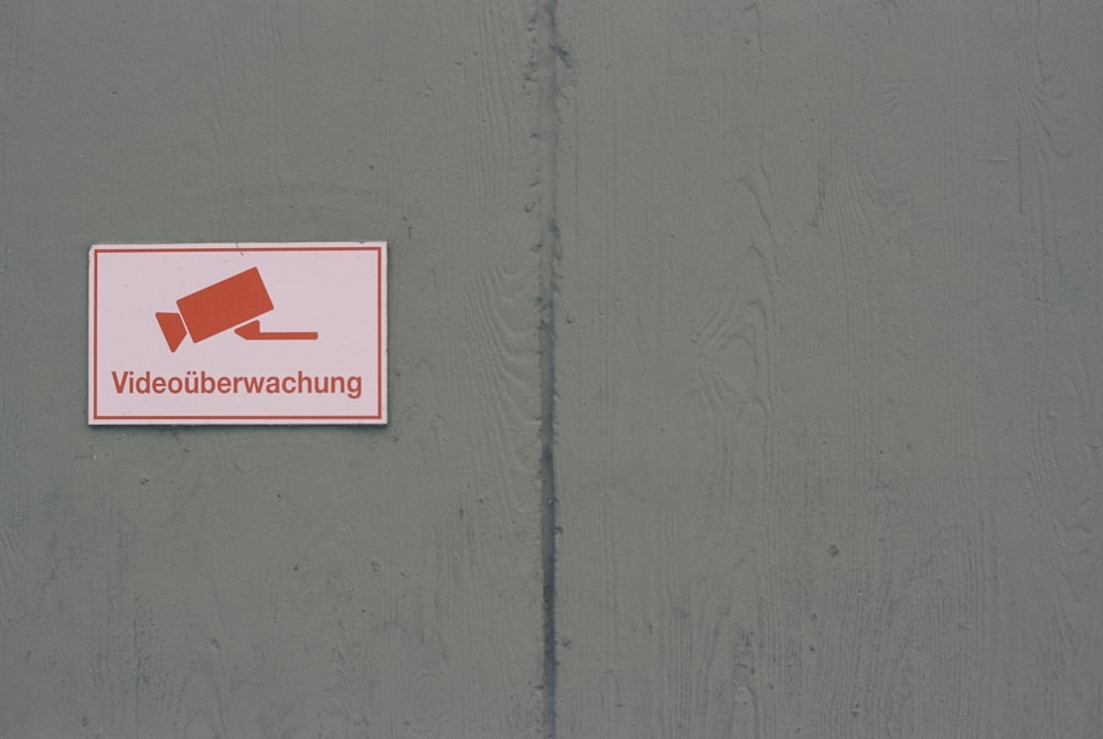 ein Schild an der Seite eines Gebäudes