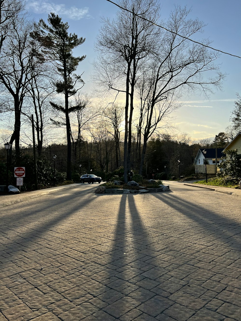 Der Schatten einer Person, die auf einem Skateboard auf einer Straße fährt