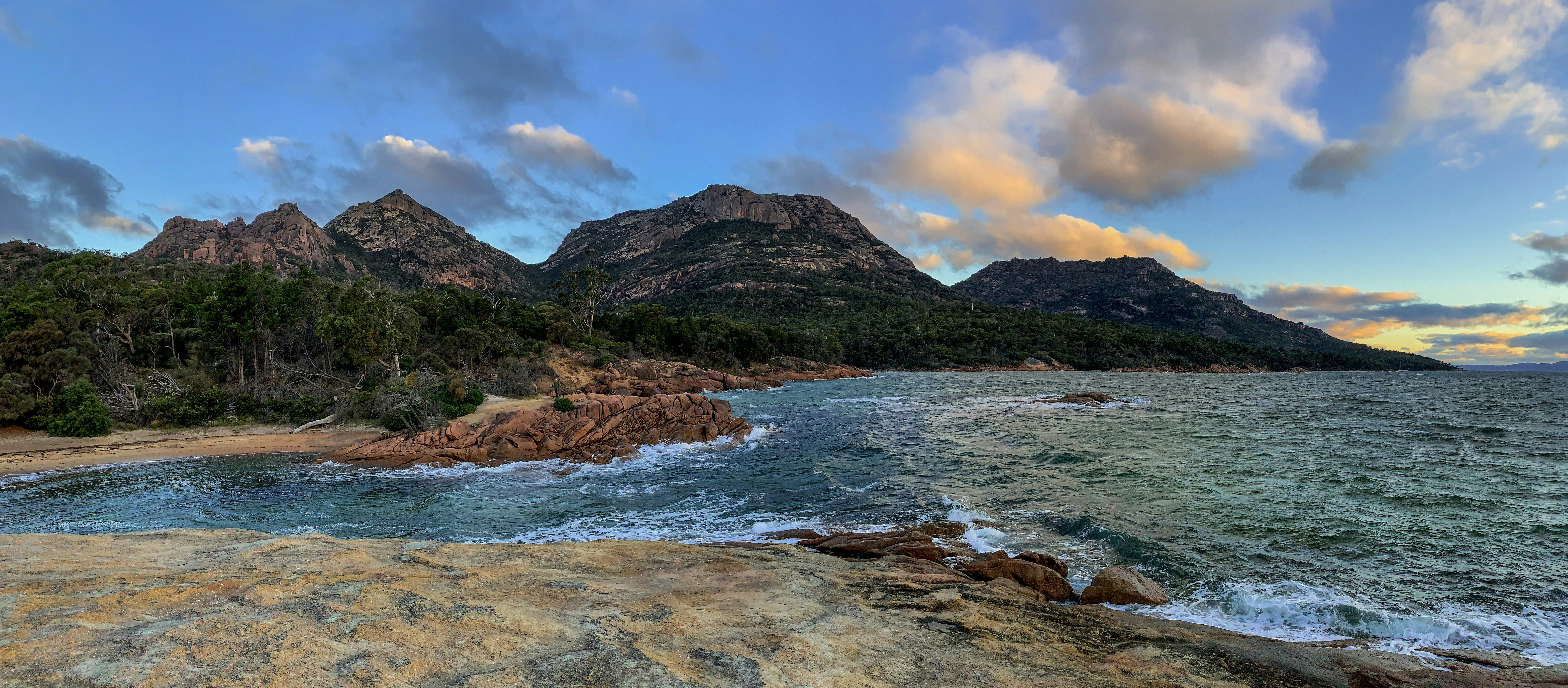 una splendida vista su alcune montagne e sull'oceano