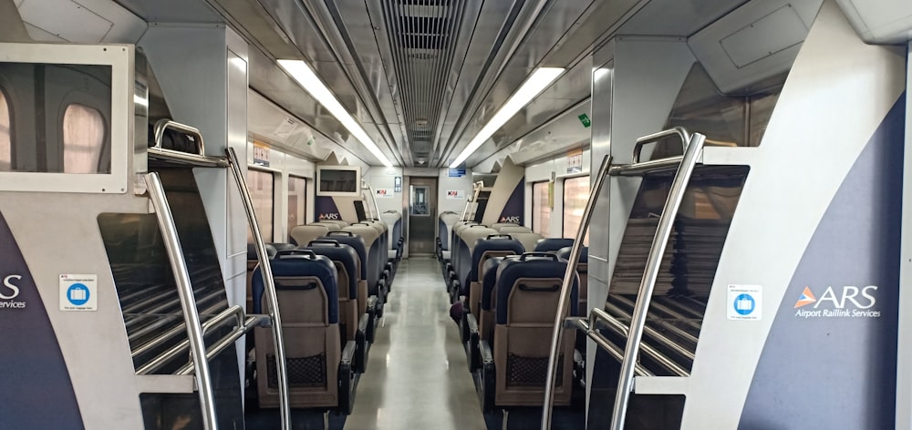 o interior de um comboio com assentos vazios