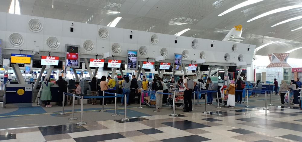 Un gruppo di persone in attesa in fila in un aeroporto foto – Pasar enam  kuala namu Immagine gratuita su Unsplash