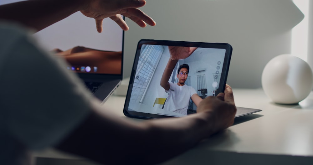 um homem em pé na frente de uma tela de computador