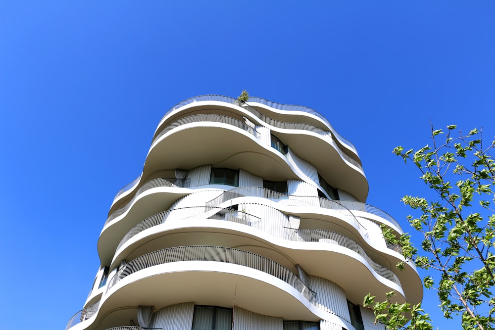 Un edificio alto con balcones en la parte superior