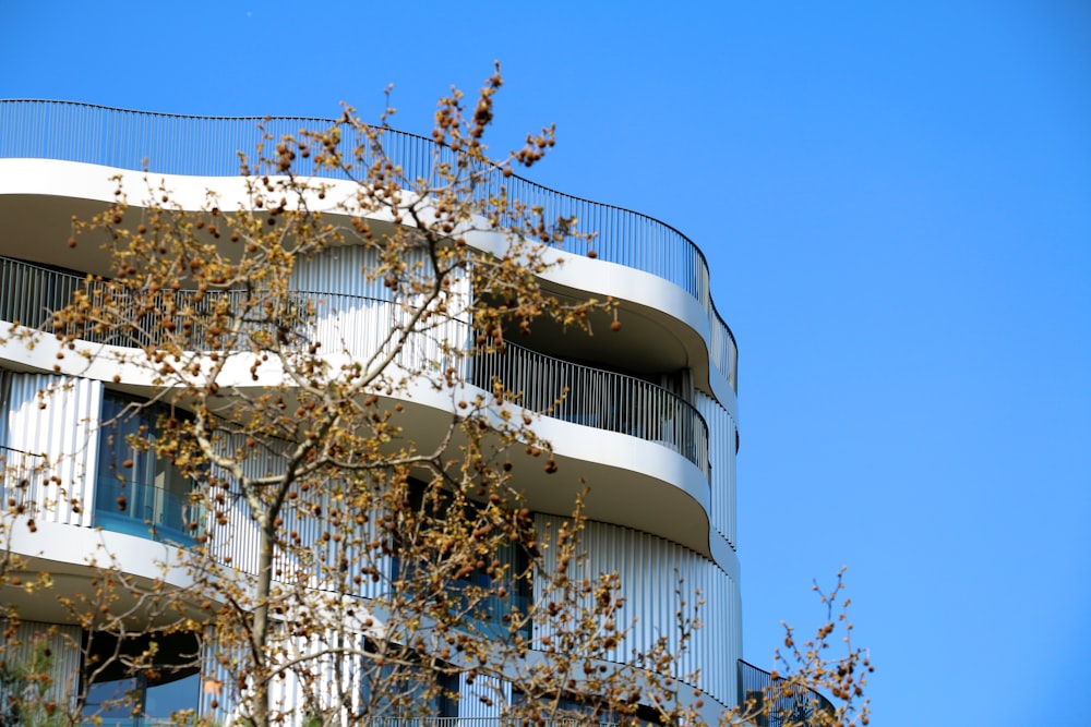 Un edificio alto con balcones y balcones en él