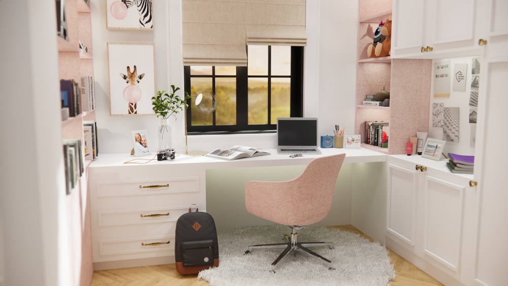 una stanza con una scrivania e una sedia