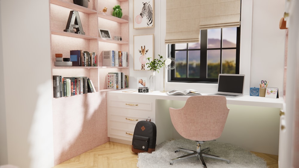 une chambre avec un bureau, une chaise, une étagère et une fenêtre