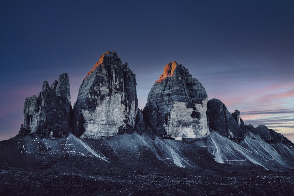 un groupe de montagnes avec de la neige sur eux