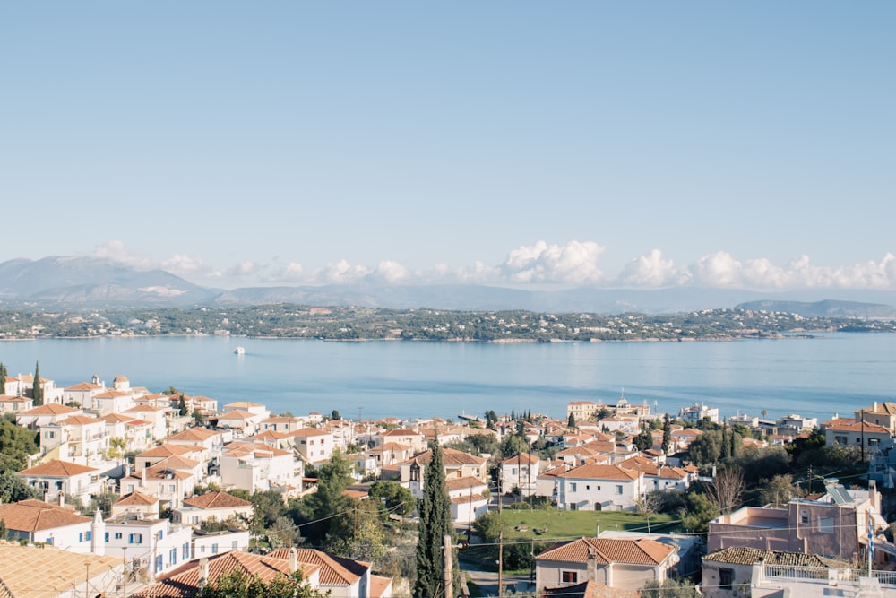 uma vista de uma cidade e um corpo de água