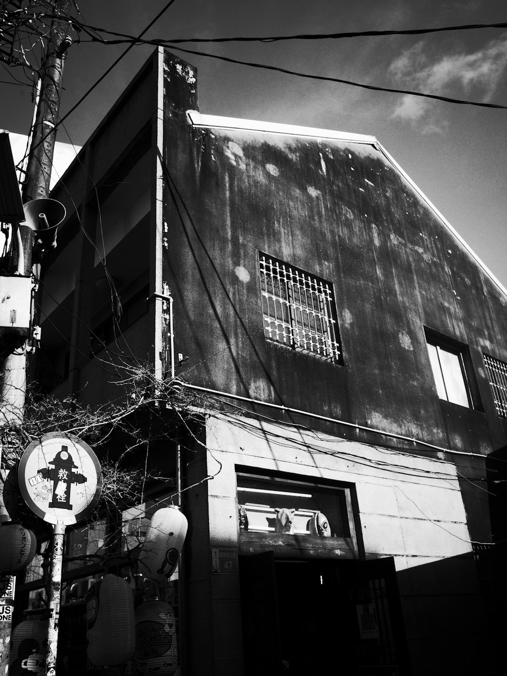 a black and white photo of a building