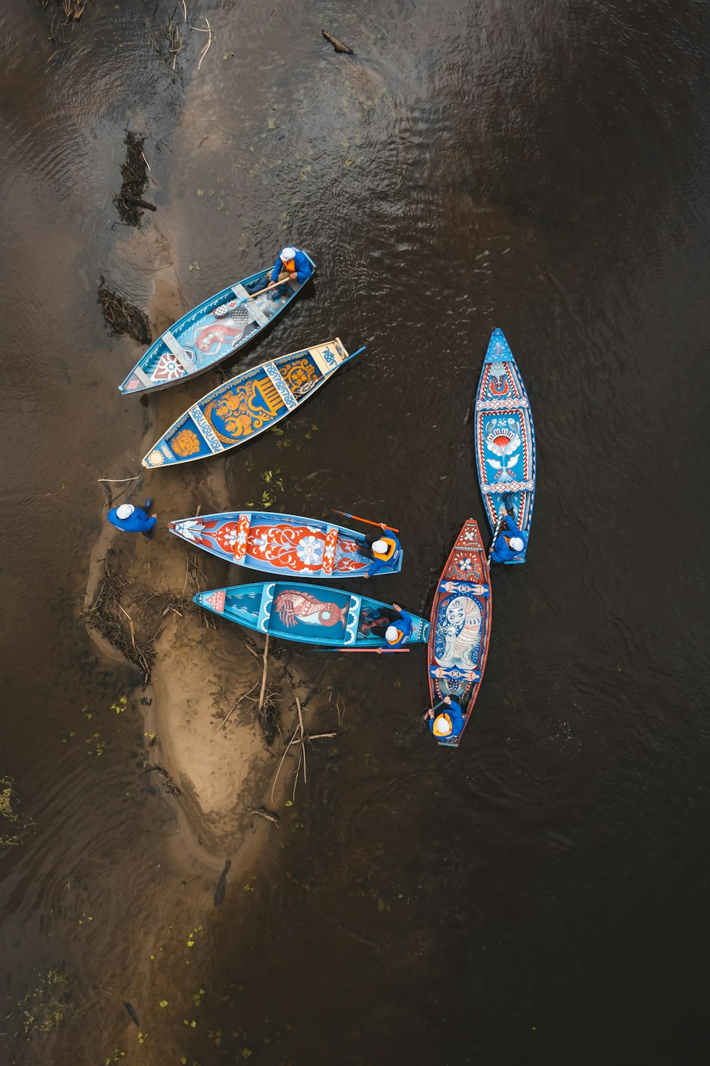 um grupo de canoas flutuando no topo de um rio