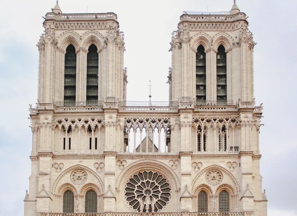 une grande cathédrale avec une horloge sur le devant