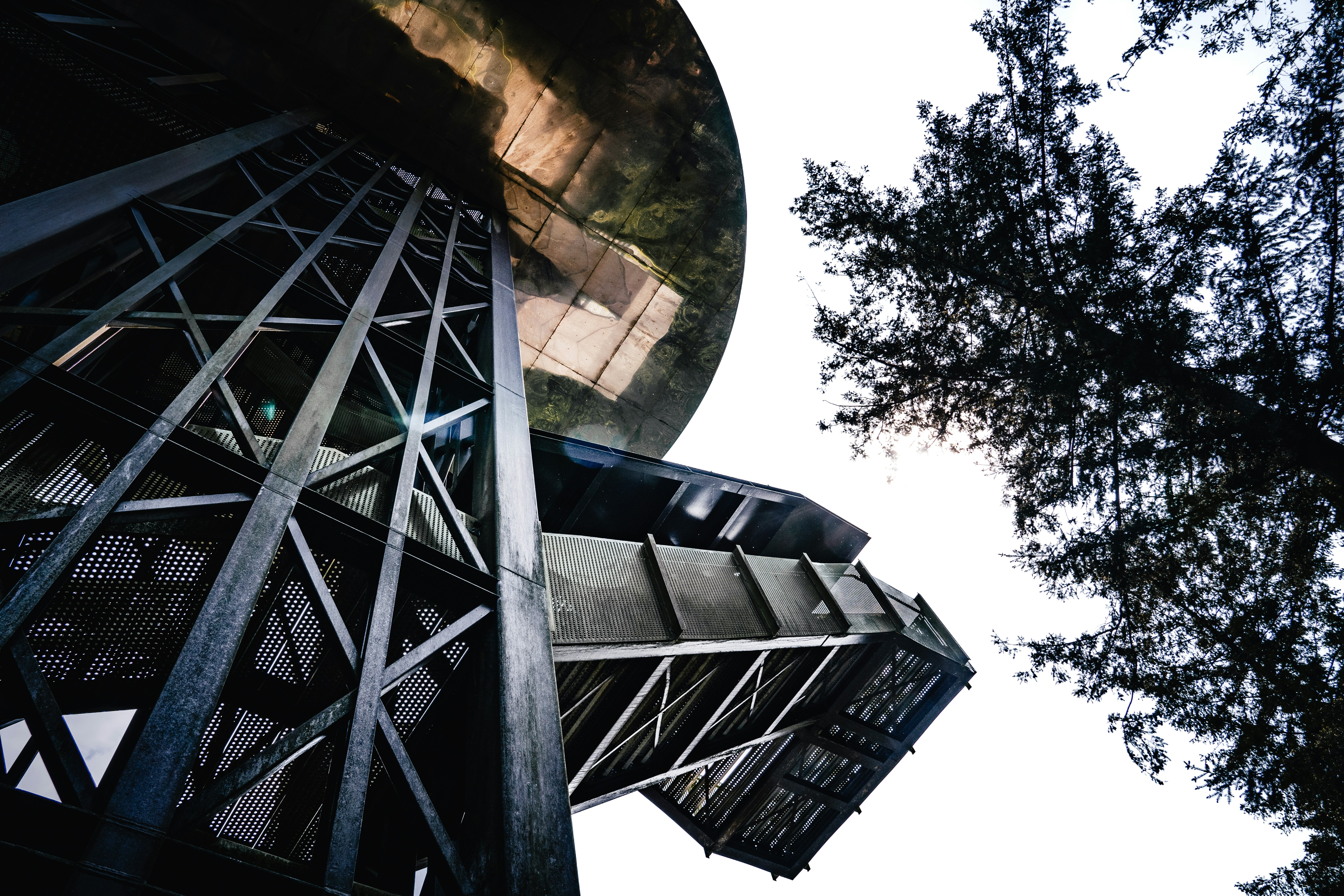 Guardando un'alta torre con uno specchio su di essa