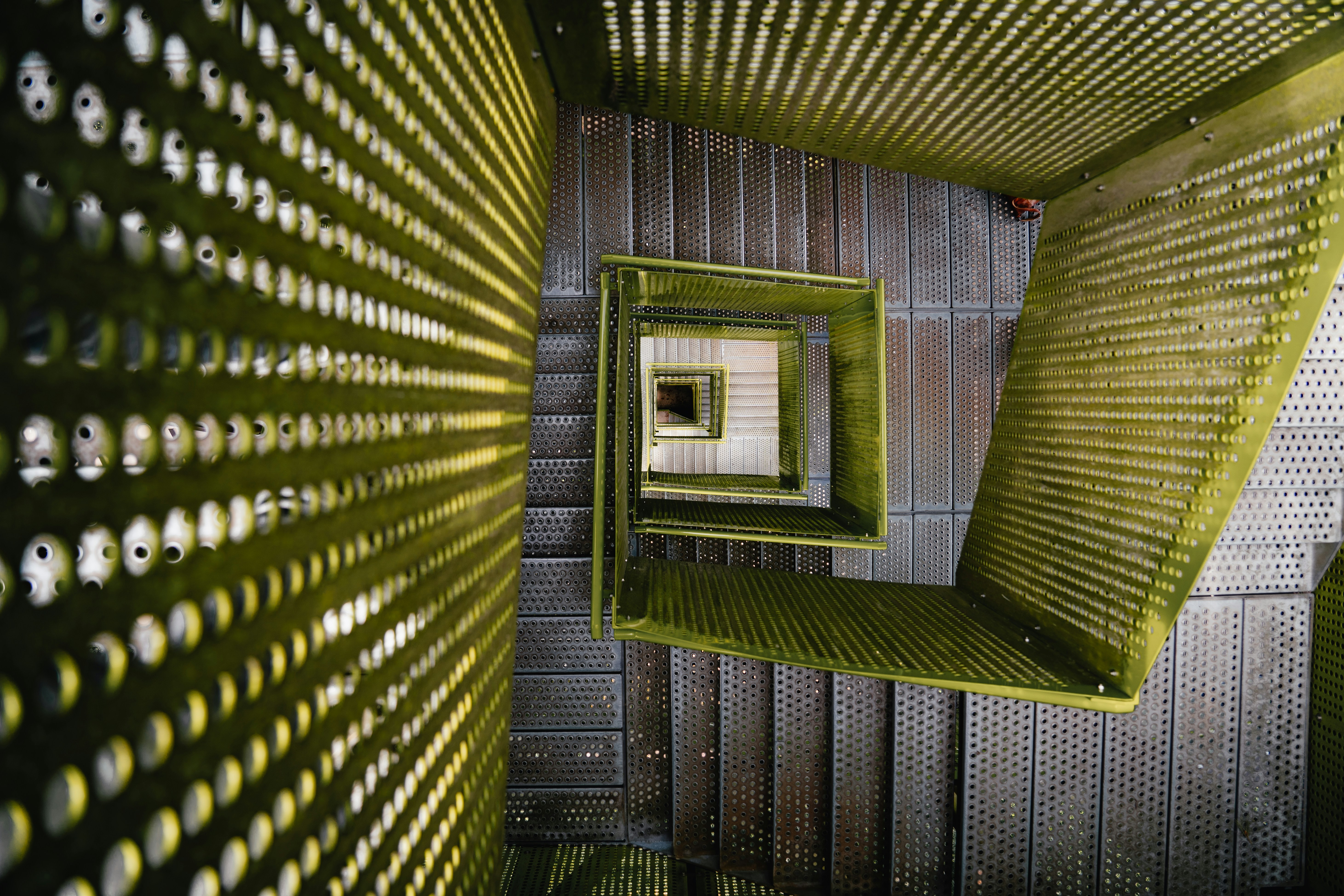 una stanza con una struttura metallica e uno specchio