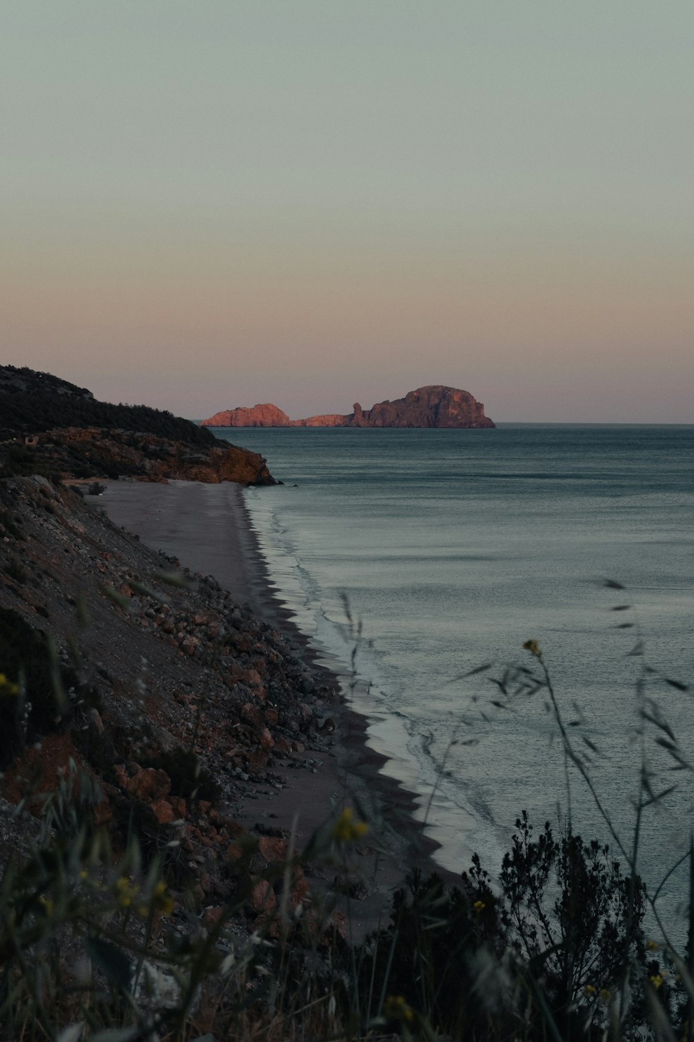 ein Gewässer mit einer kleinen Insel in der Ferne