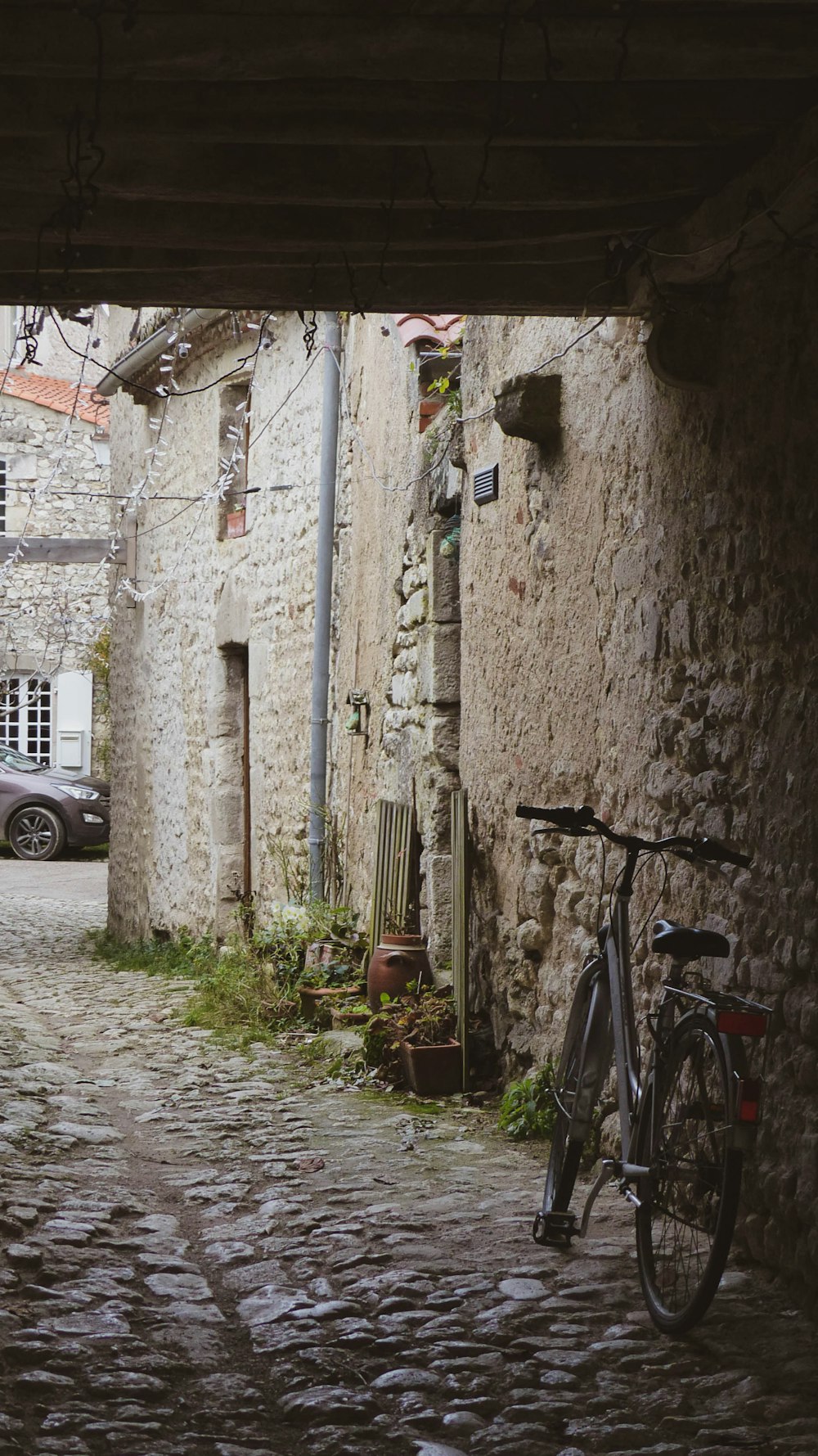 a bike parked in an alley between two buildings