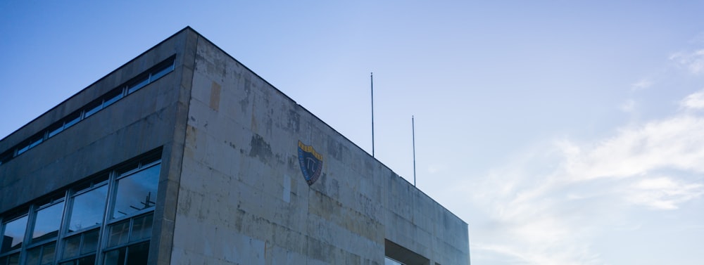 a building with two antennas on top of it